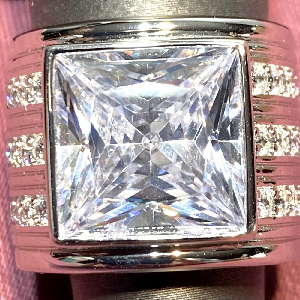Bella Luce White Diamond Simulant Ring - Picture 5 of 14